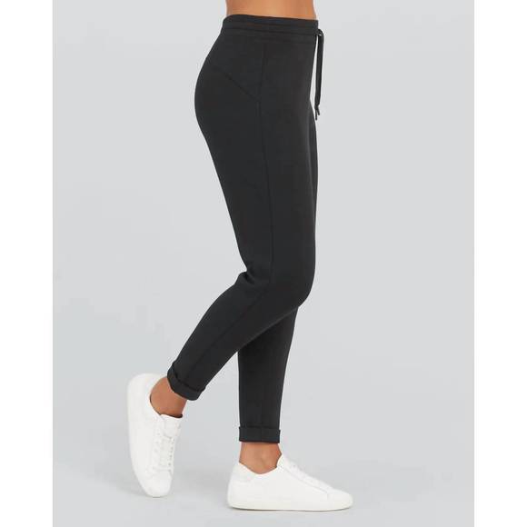 NEW SPANX airessentials tapered pant in black - Picture 2 of 3